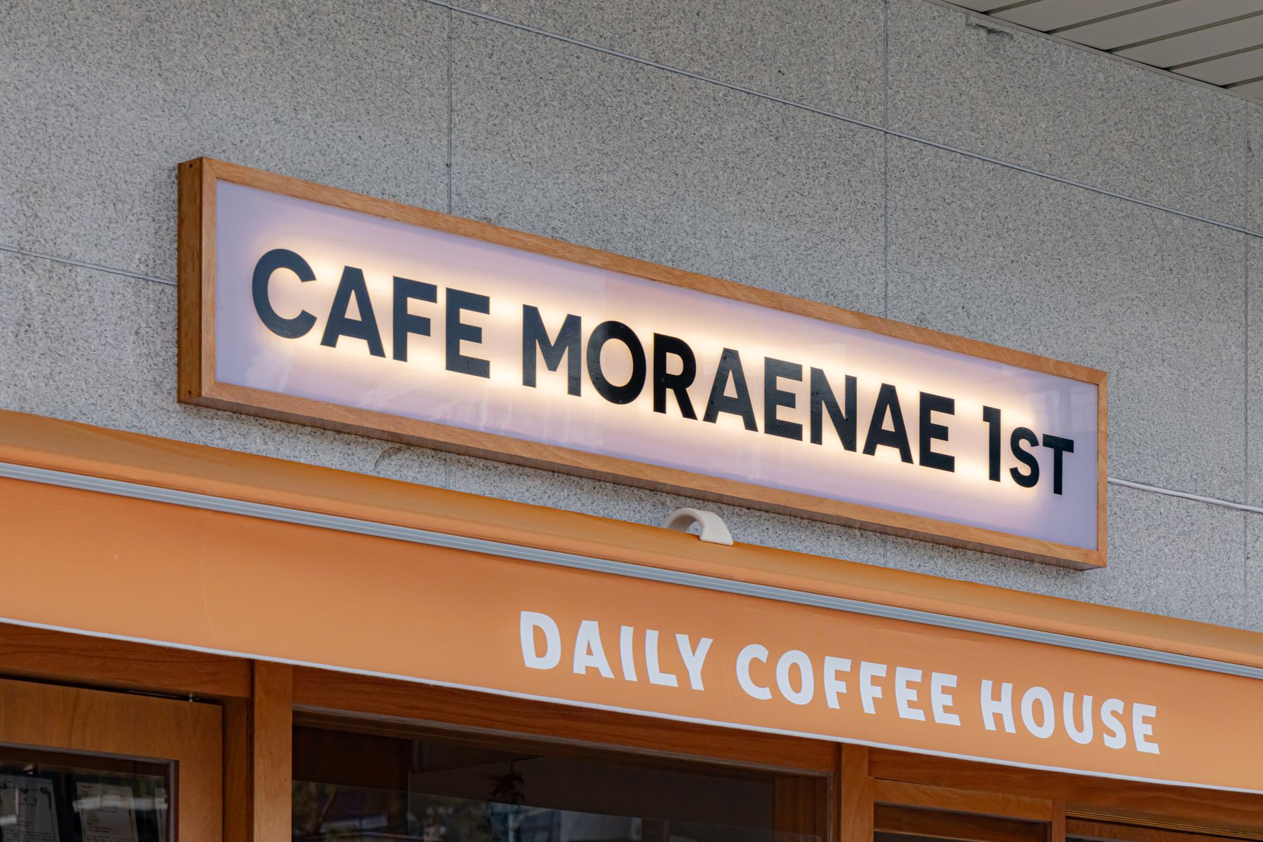 CAFE MORAENAE 1ST 간판